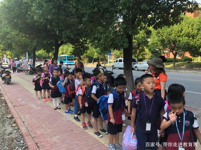 校外托管班火爆的真相 小学生作息时间与家长上下班时间的错位